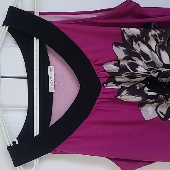 Rickis Floral bubble V-neck tank - Picture 2 of 3